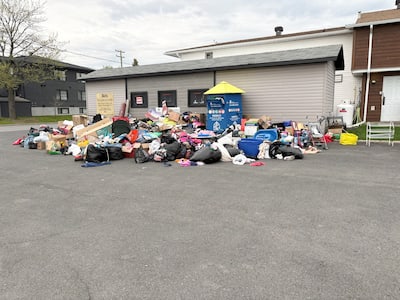 Des dépôts sauvages autour d'une boîte de dons de Saint-Amable au retour de la fête des Patriotes le 19 mai 2026.