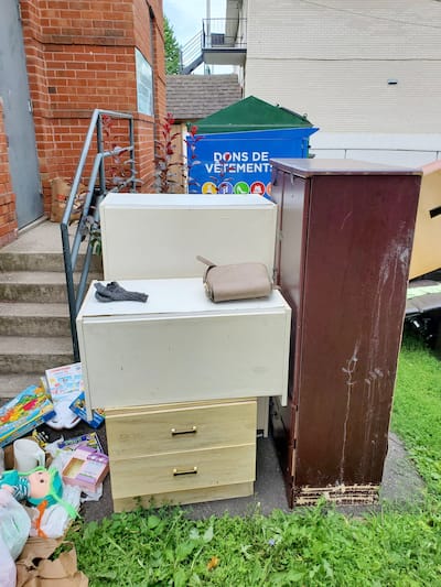 Des vieux meubles font partie des dépôts sauvages autour des boîtes de dons au Centre d'action bénévole de Contrecoeur.
